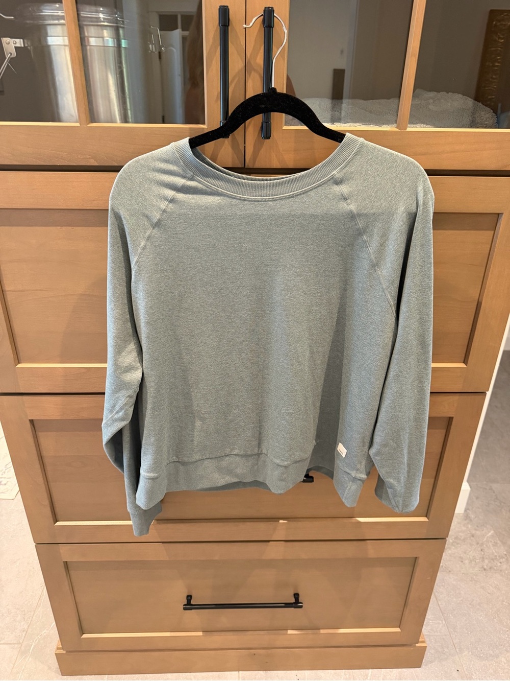 Vuori Women’s Sage Green Long Sleeve Crewneck Sweatshirt Pullover